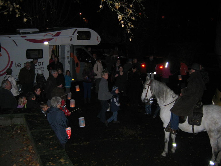 St-Martin et son cheval à côté du rencar à l'arrivée de la marche aux flambeaux