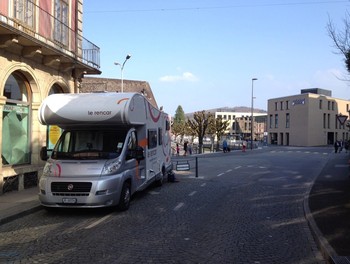 le rencar stationne le long du passage qui va du quartier de l'Esplanade jusqu'à la Vieille ville, à la Rue du 23-Juin, devant l'ancienne droguerie Worni.