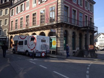 le rencar stationne le long du passage qui va du quartier de l'Esplanade jusqu'à la Vieille ville, à la Rue du 23-Juin, devant l'ancienne droguerie Worni.