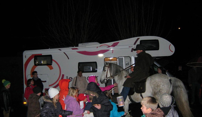 St-Martin et son cheval à côté du rencar à l'arrivée de la marche aux flambeaux